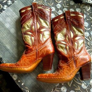 FRYE leather boots apricot and gold color- narrow size 8. 3 inches heel